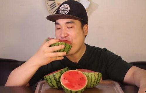 被吃瓜的网红是谁啊,当红网红被吃瓜群众热议背后的真相