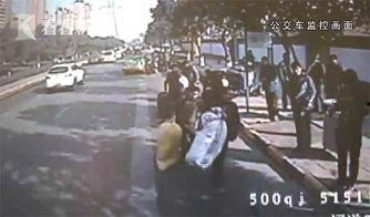 网友爆料打车事件视频播放,打车事件视频引发热议，真相究竟如何？