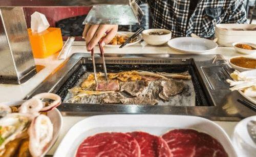 自助吃烤肉爆料视频播放,揭秘自助吃烤肉视频的火爆播放背后