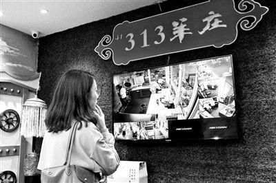 爆料餐馆厨房视频播放,餐馆后厨视频曝光，食品安全引关注