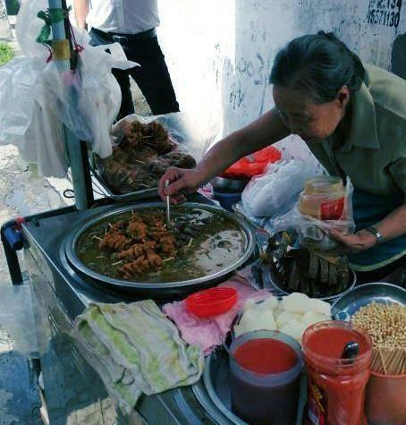 路边摊牛杂爆料视频真实,一探路边摊美食背后的真实故事