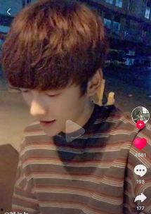 抖音网红吃瓜男的叫什么,揭秘抖音网红“吃瓜男”的神秘面纱